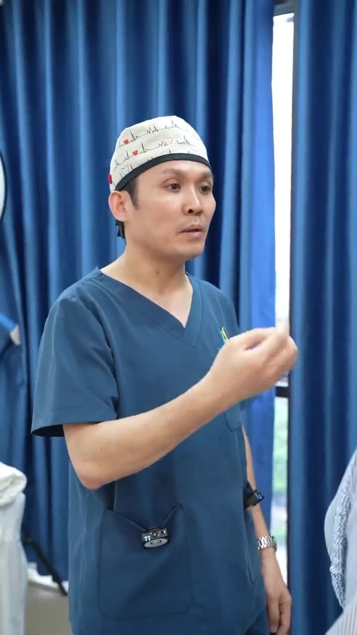 Bs Vũ Quang tái khám cho khách hàng sau 1 tháng thực hiện dịch vụ căng da mặt