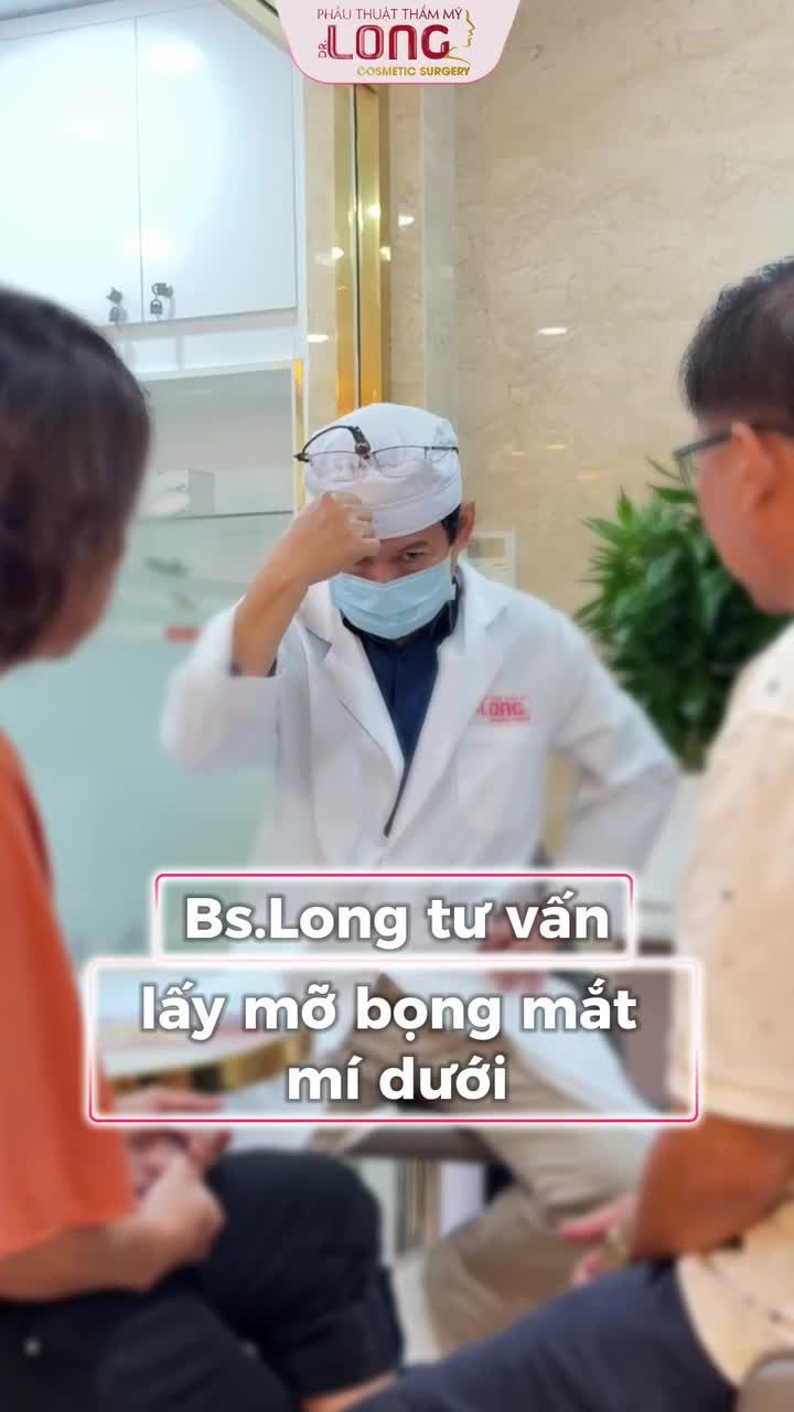 Bác sĩ Long tư vấn phương pháp lấy bọng mắt cho từng trường hợp khách hàng