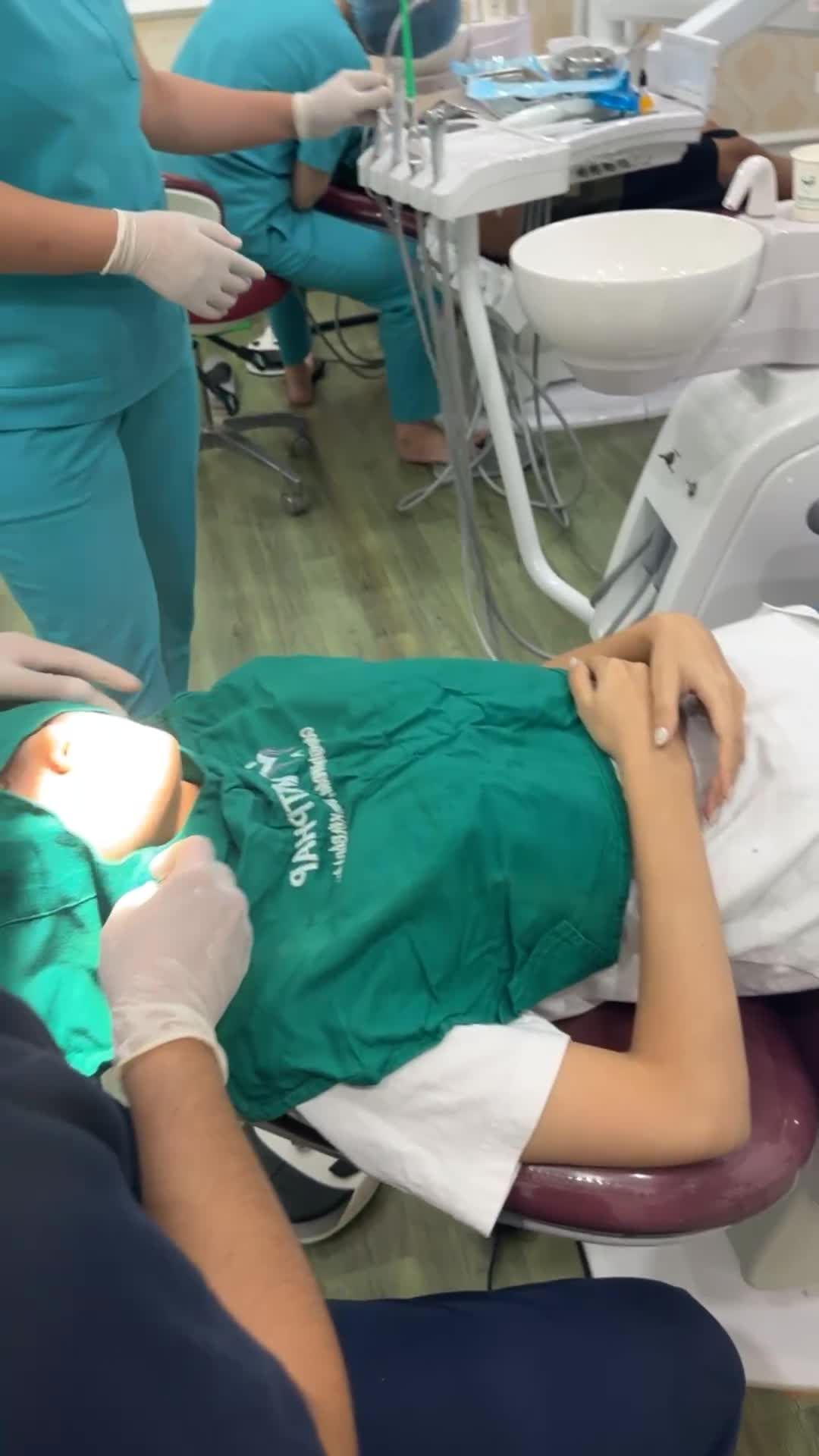 Nhổ răng khôn không đau với công nghệ Piezotome tại Nha Khoa quốc tế Việt Pháp cơ sở Hà Đông