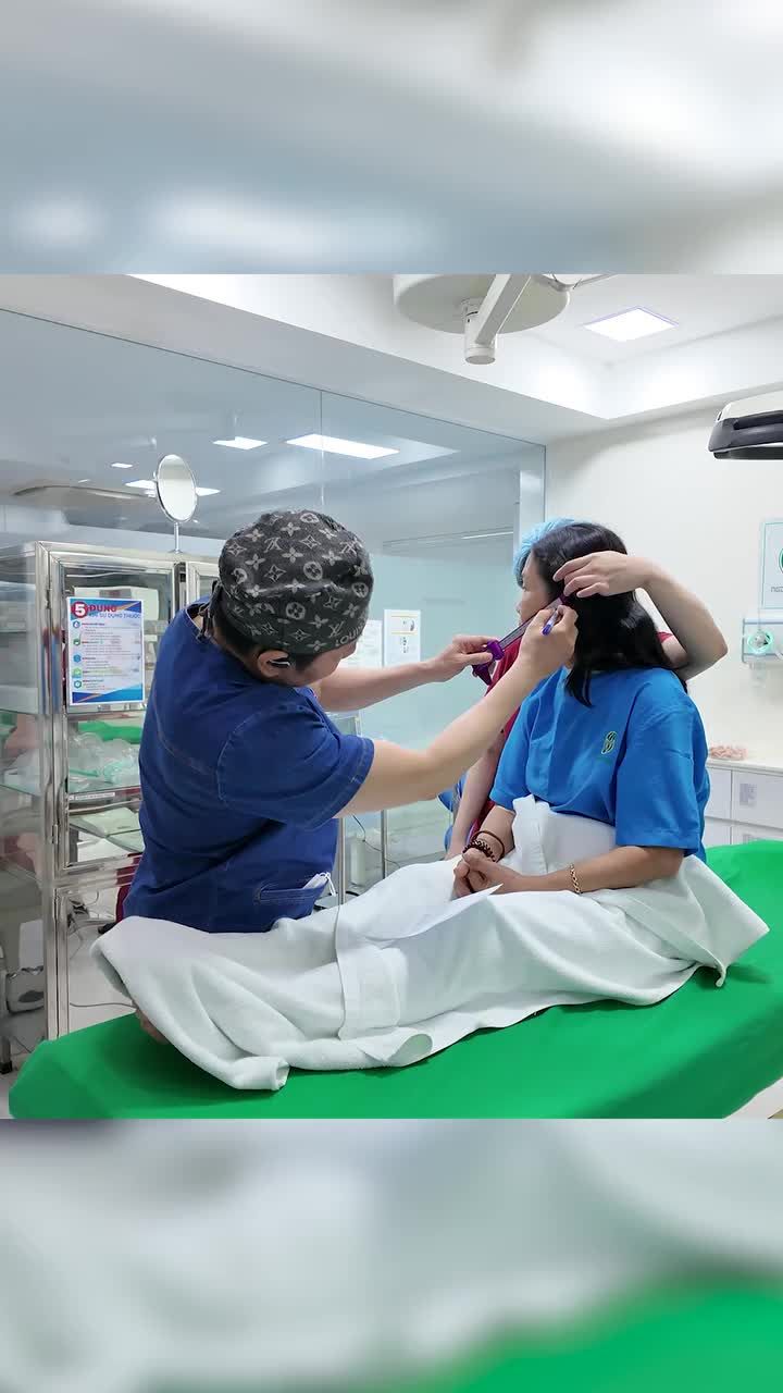 Cô khách hàng U60 từ Cần Thơ đã đến BVTM Ngô Mộng Hùng để thực hiện căng da mặt.