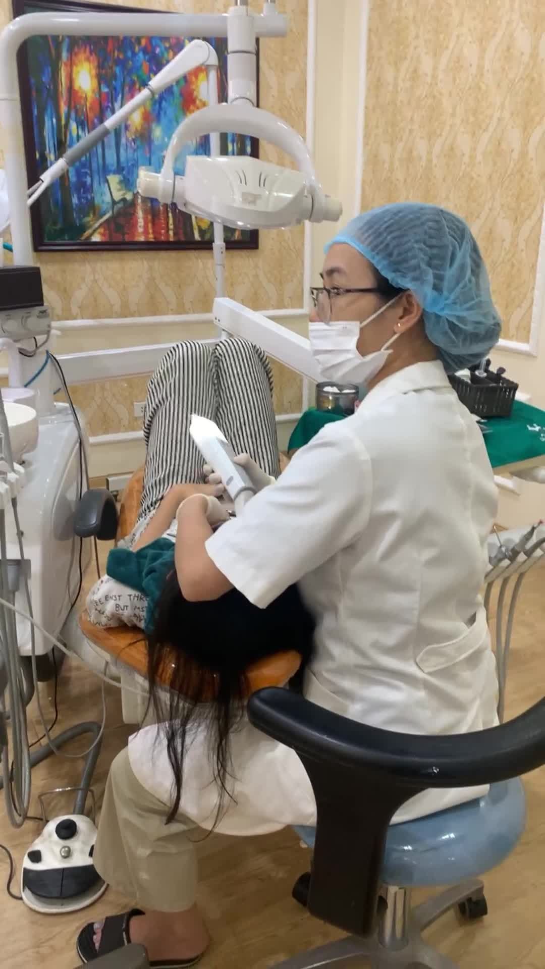 Quá trình Scan răng bằng máy iTero 5D cho khách hàng niềng Invisalign tại Nguyễn Du