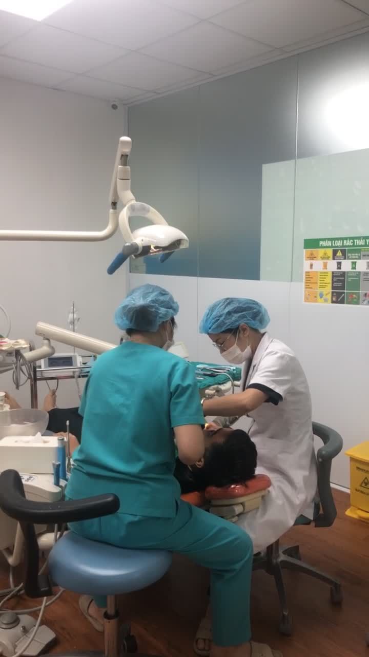 Khách hàng nhổ răng khôn không đau tại 69 Trần Đăng Ninh