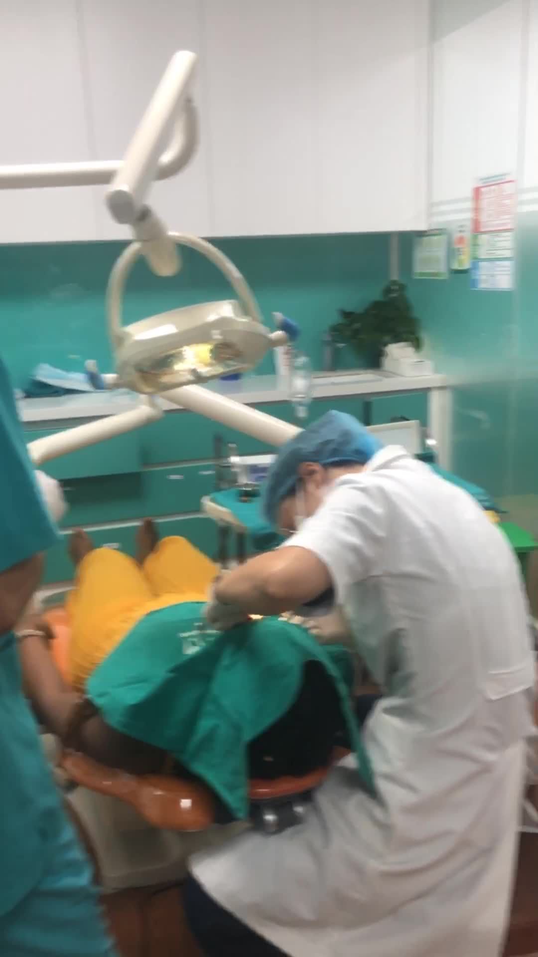 Nhổ chiếc răng khôn mọc lệch bằng máy Piezotome cho vị khách nhát đau
