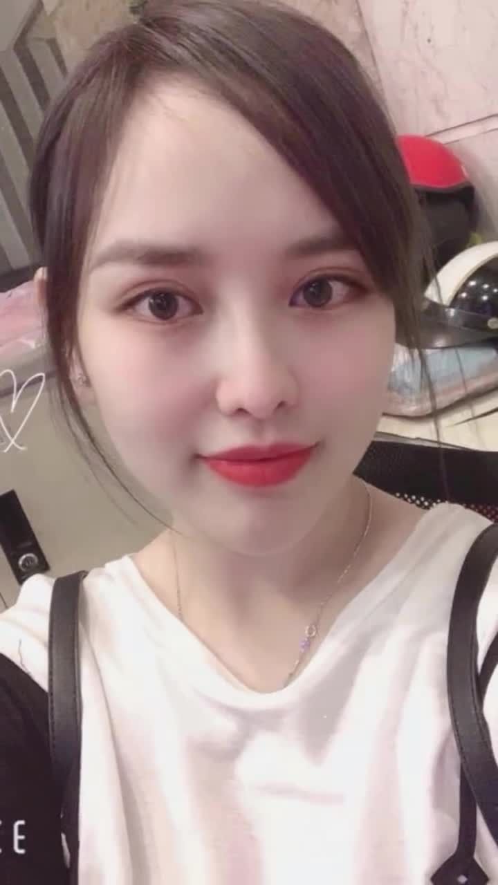 Thời gian trôi qua nhưng dáng cằm vẫn giữ được form đẹp, ôm khít khuôn mặt và hợp tỉ lệ ngũ quan.