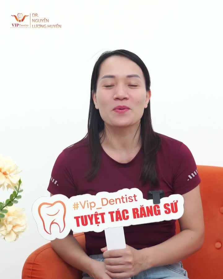 Răng ố vàng, tụt lợi khiến chị Dung rất tự ti mỗi khi nở nụ cười. Thông qua cộng đồng Kochan chị đã biết đến nha khoa VIP Dentist và quyết định bọc răng sứ.