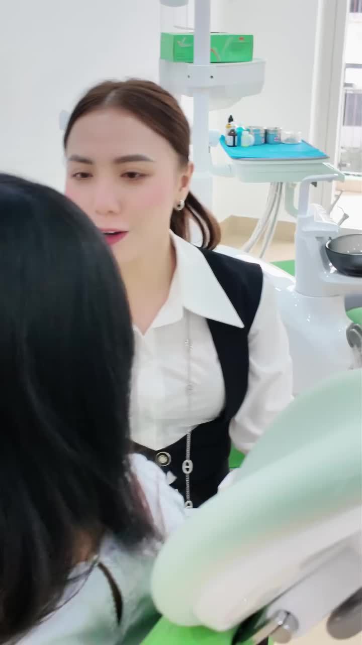 Bà nào mới gắn mắc cài giống tui khum?