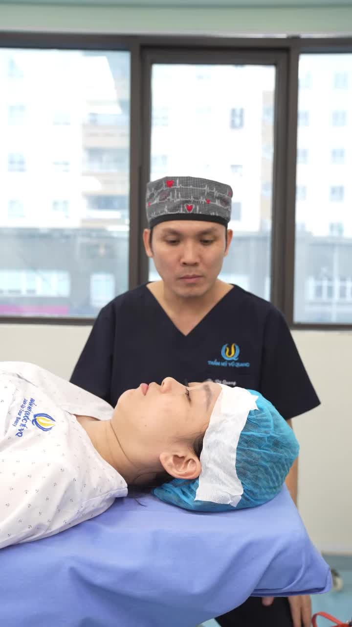 Bs Vũ Quang thăm khám và đo vẽ chuẩn nhân trắc học cho khách hàng thực hiện dịch vụ nâng mũi cấu trúc softline