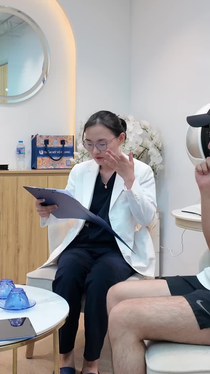 Bs Ngoan thăm khám và tư vấn cho khách hàng Việt Kiều thực hiện dịch vụ chăm sóc da mụn
