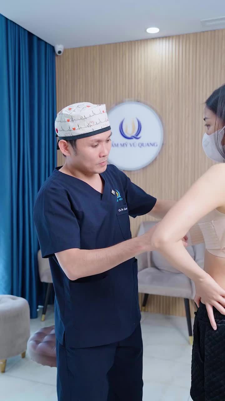 Bs Vũ Quang tái khám cho khách hàng sau 10 ngày thực hiện dịch vụ nâng cấp v1