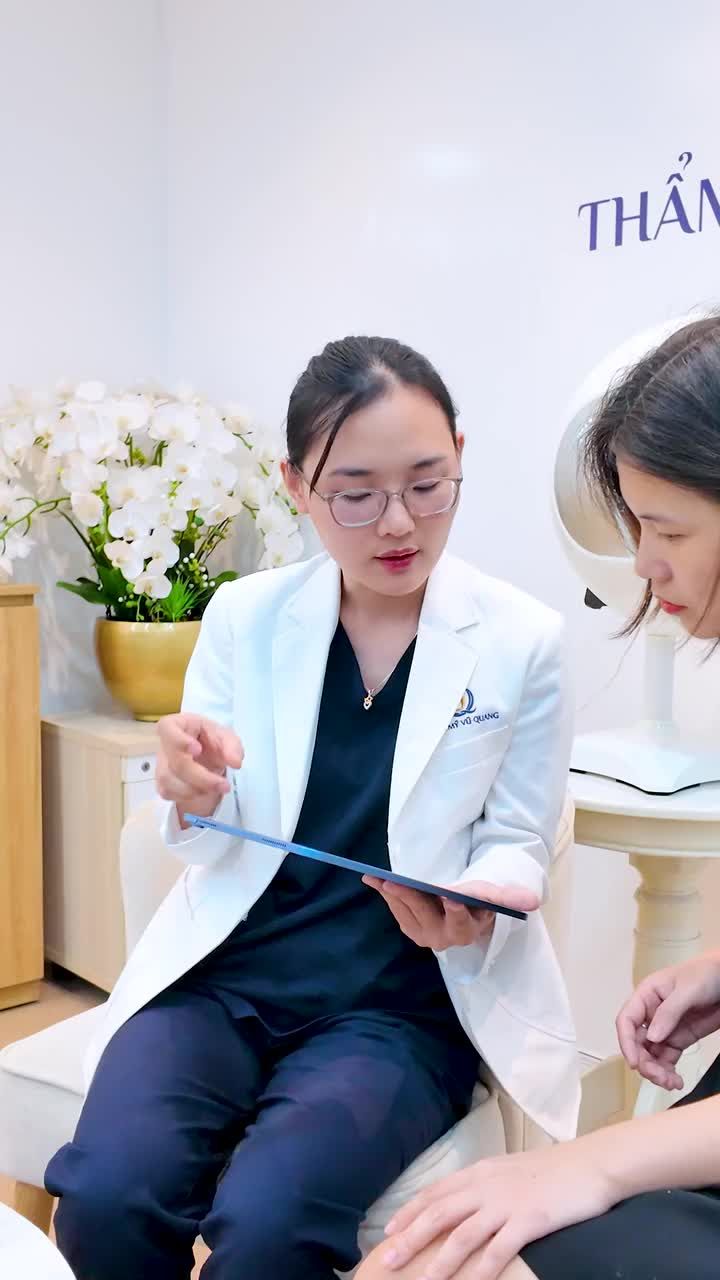 Bác sĩ da liễu Thẩm mỹ Vũ Quang tư vấn điều trị nám cho khách hàng Hà Nội