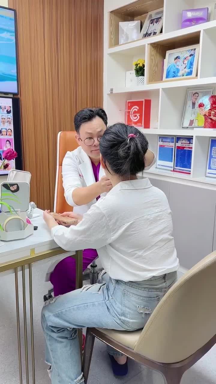 CÔ GÁI TRẺ ĐƯỢC MẸ DẪN ĐI TƯ VẤN NÂNG MŨI TẠI GANGWHOO – HÀNH TRÌNH BẮT ĐẦU ĐỂ HÓA IDOL HÀN QUỐC!