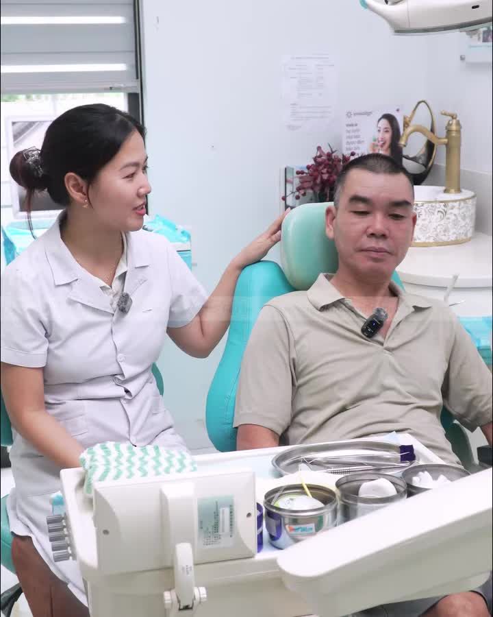 10 năm "gắn bó" với nha khoa Smile One, từ việc chăm sóc răng miệng đến cấy ghép trụ Implant, anh Doanh hoàn toàn hài lòng với chất lượng dịch vụ cũng như sự tận tình của đội ngũ bác sĩ.