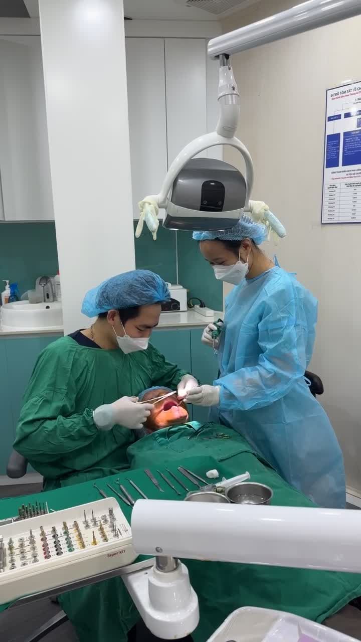 ca cấy ghép Implant cho chú khách mất răng lâu năm