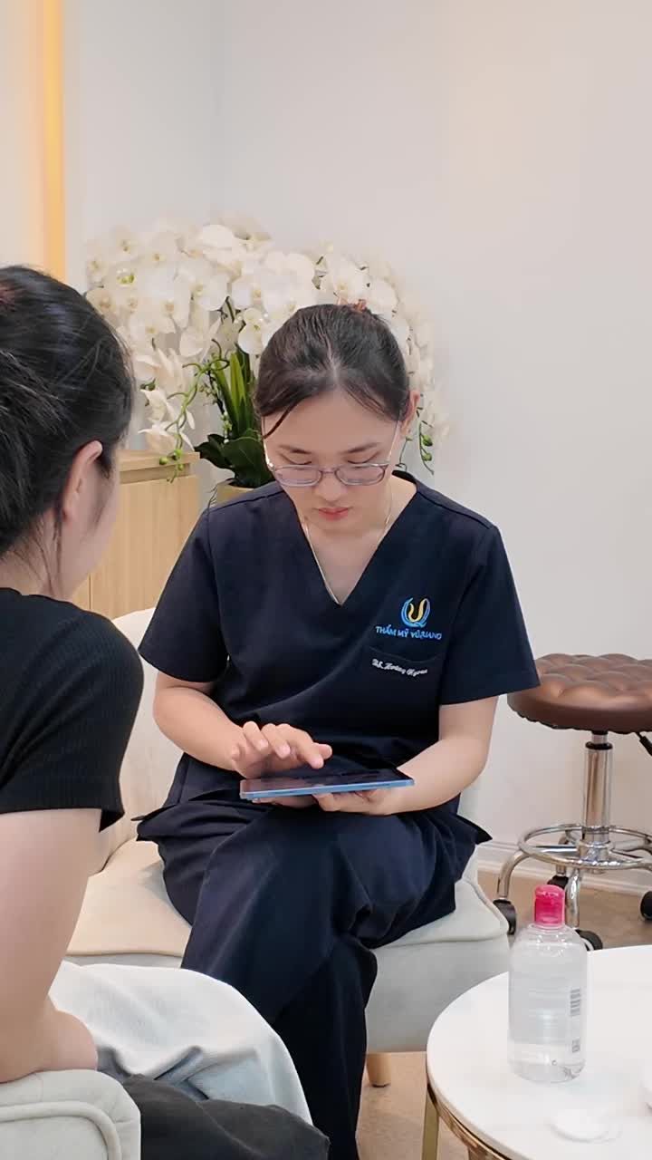 Bs Hoàng Ngoan tái thăm khám da cho KH trước khi thực hiện dịch vụ nâng mũi