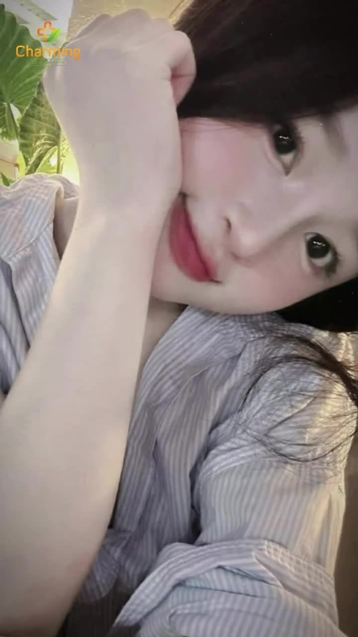 Chiếc mũi xinh sau 1 tháng nâng lót sụn của nàng khách đúng là “ăn ảnh” mọi góc chụp.