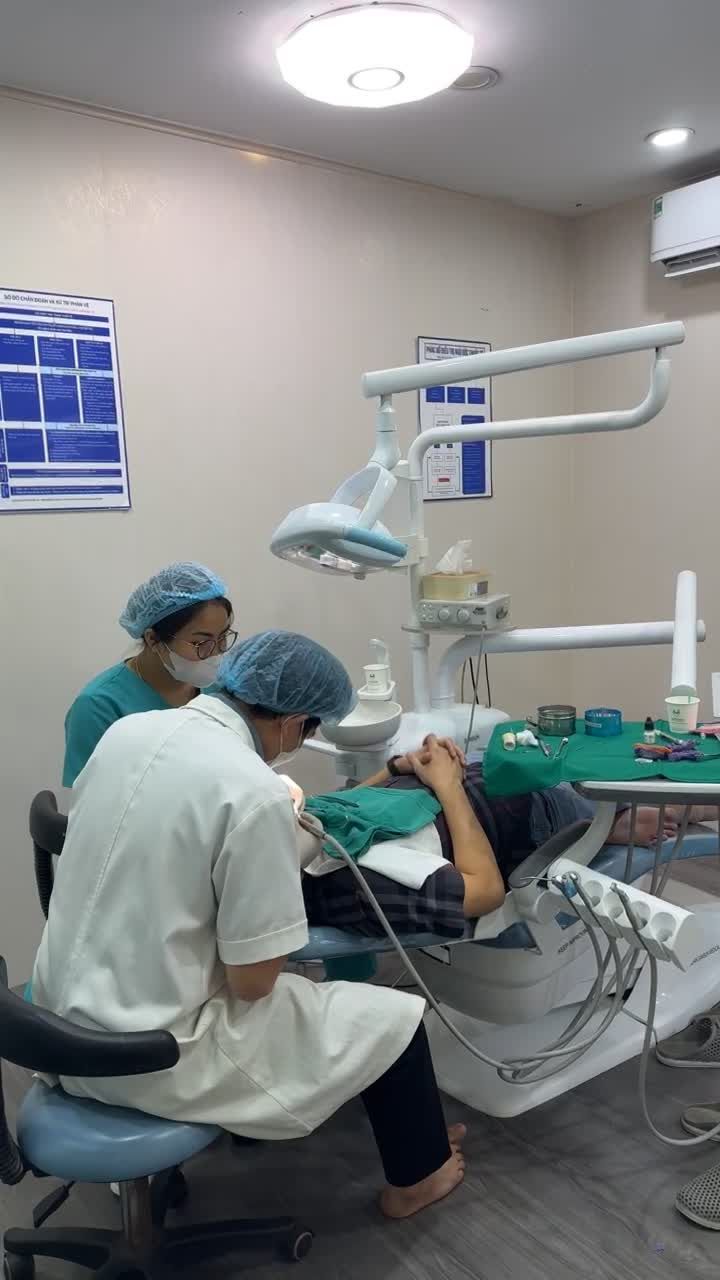 Cơ sở 24 Trần Duy Hưng đang thực hiện ca dán sứ thẩm mỹ veneer