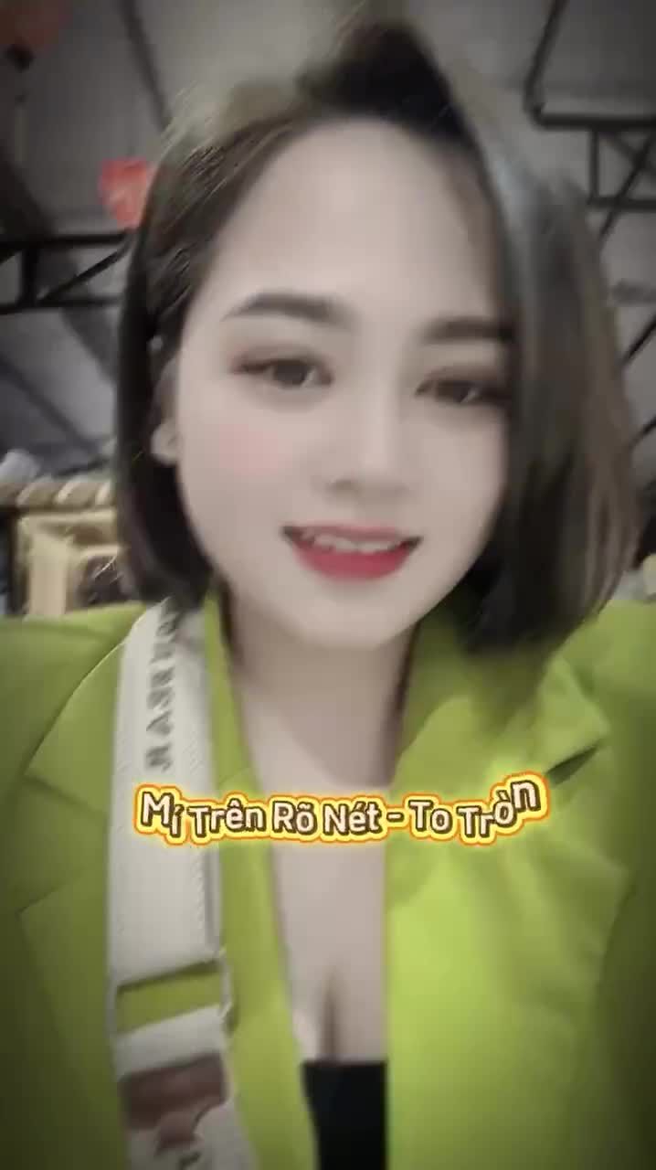 Mí trên sắc nét, cân đối giúp gương mặt nàng rạng rỡ và cuốn hút hơn hẳn.