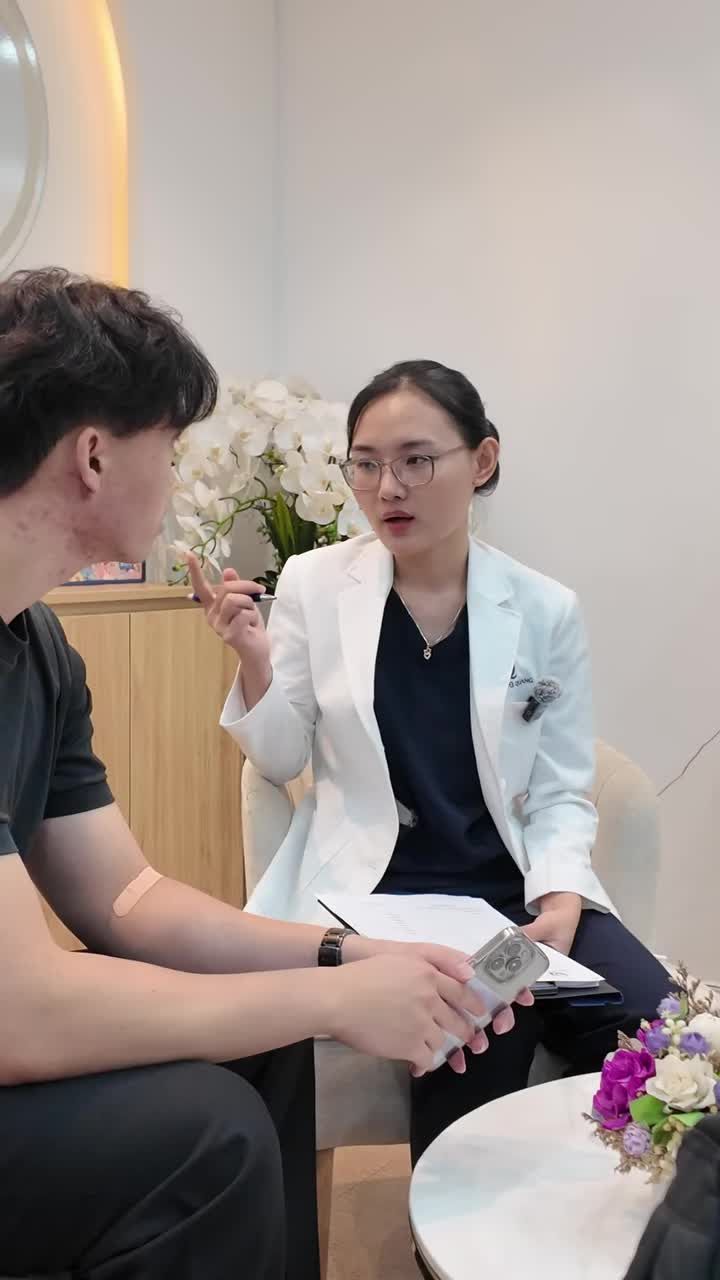 Bs Hoàng Ngoan thăm khám và tư vấn da cho khách hàng 2006