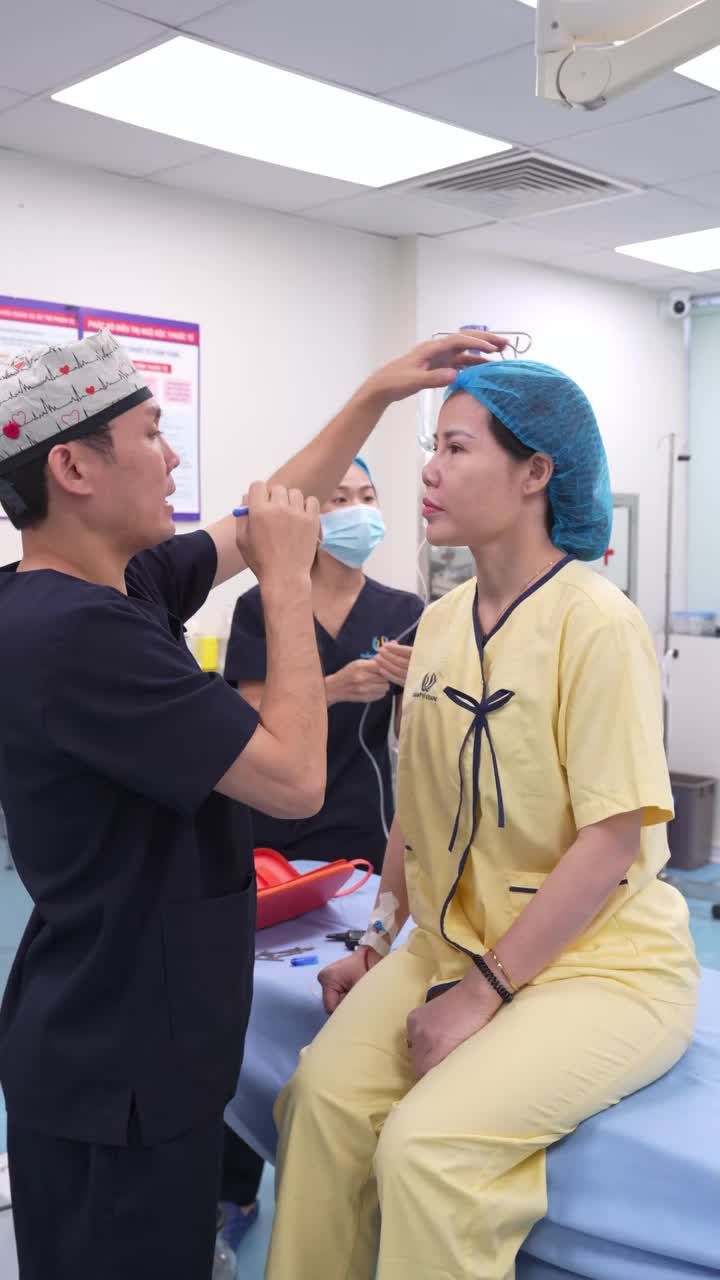Bs Vũ Quang thăm khám và tư vấn cho khách hàng thực hiện dịch vụ sửa mũi cấu trúc softline