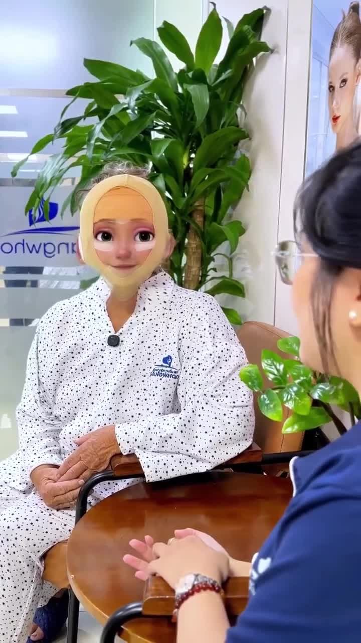 Dù đang sinh sống tại Úc, cô khách hàng vẫn quyết định bay một chuyến dài về Việt Nam chỉ để được trải nghiệm dịch vụ căng da mặt, căng da cổ và thẩm mỹ mí dưới tại Bệnh viện Thẩm mỹ Gangwhoo.