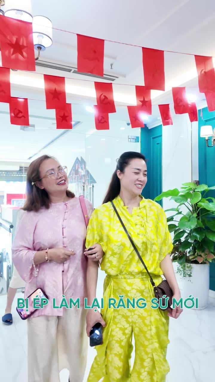 “Răng chị đang đẹp thế rồi, sao phải làm lại?” – đó là câu nói đầu tiên mà chị Trang bật ra khi diễn viên Hoàng Yến rủ rê đến Delia để “tút tát” lại nụ cười.