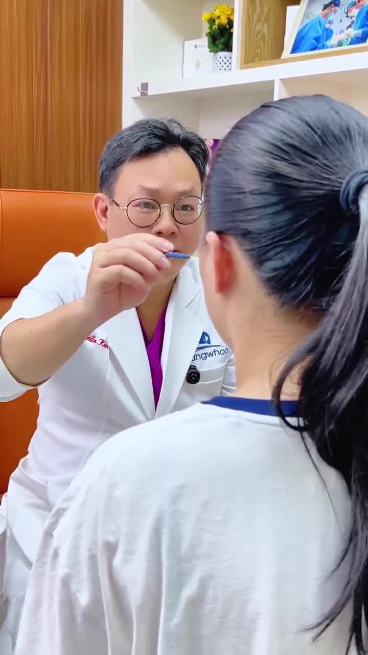 LẮNG NGHE BÁC SĨ TƯ VẤN TRƯỚC KHI NÂNG MŨI CẢI THIỆN GƯƠNG MẶT