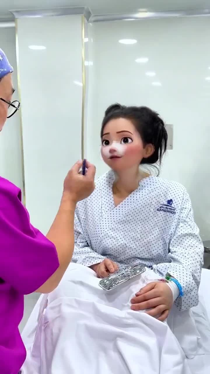 Chị khách hàng sau khi vô cùng hài lòng với chiếc mũi sụn sườn vừa thực hiện tại Bệnh viện Thẩm mỹ Gangwhoo, nay quyết định độn thêm thái dương để gương mặt trở nên cân đối và hoàn hảo hơn