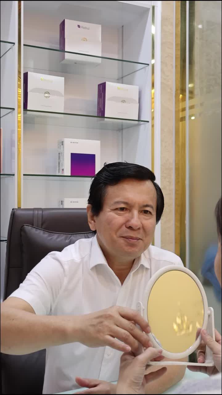 Đôi mắt bị xếch khiến gương mặt mất đi sự mềm mại, thiếu thiện cảm.