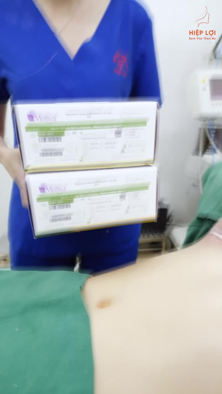 Hình ảnh ghi lại trực tiếp trong phòng mổ – minh chứng rõ nét cho sự chuyên nghiệp, minh bạch và tận tâm của đội ngũ bác sĩ Hiệp Lợi.