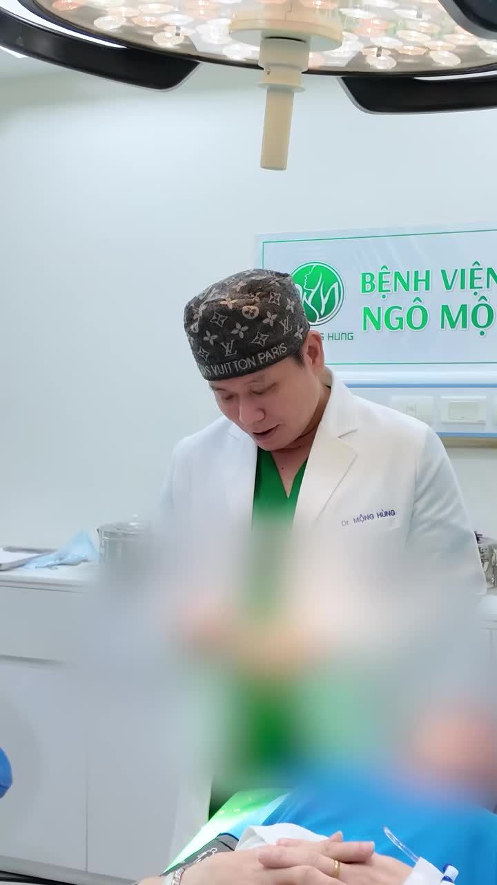 Khách hàng đến gặp BS. Ngô Mộng Hùng tâm sự không ăn ảnh khi chụp hình, nhờ bác gửi gắm làm mà không cần dùng app nữa