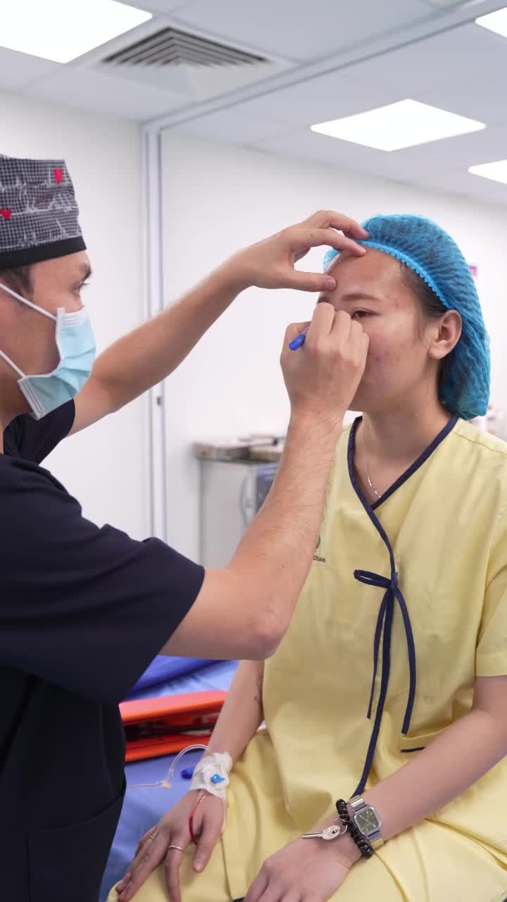 Bs Vũ Quang thăm khám và tư vấn cho khách hàng trước khi thực hiện dịch vụ nâng mũi cấu trúc softline