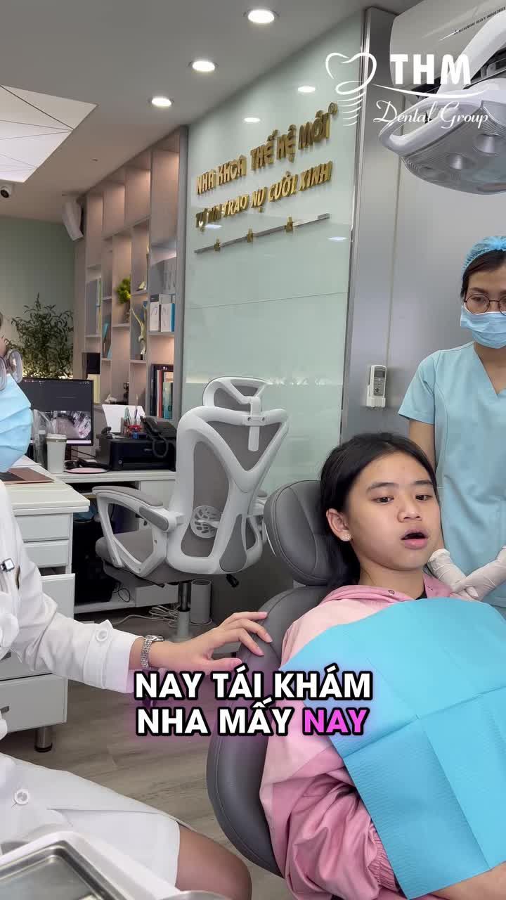 Bé Minh Tuyết được bác sĩ chỉ định đeo khí cụ tăng trưởng Twin Block ngược để chỉnh hạng III xương (móm xương).