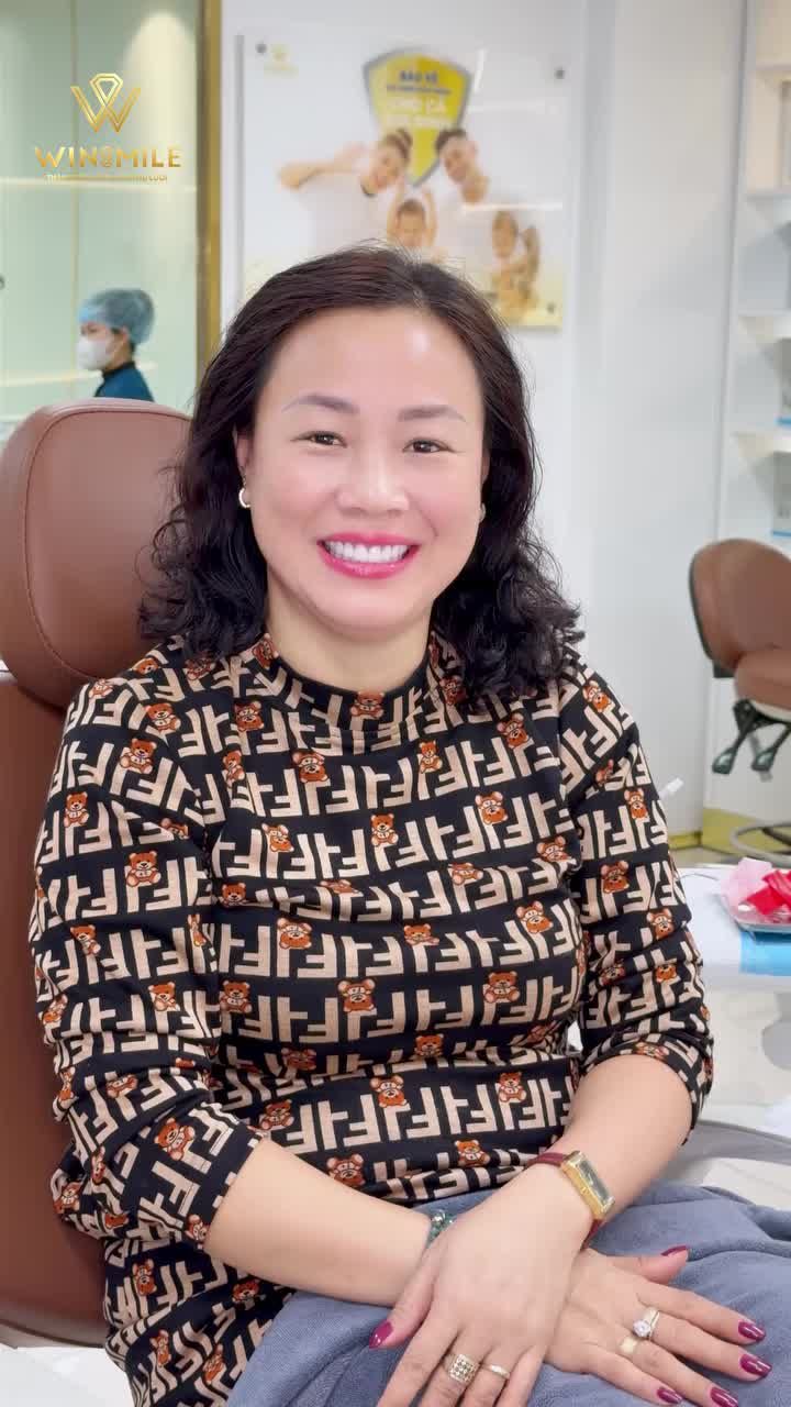 Trong buổi lắp hoàn thiện 20 răng sứ của chị Lan Hương, cả ekip Win Smile ai cũng vui vì mọi thứ diễn ra thuận lợi hơn mong đợi.