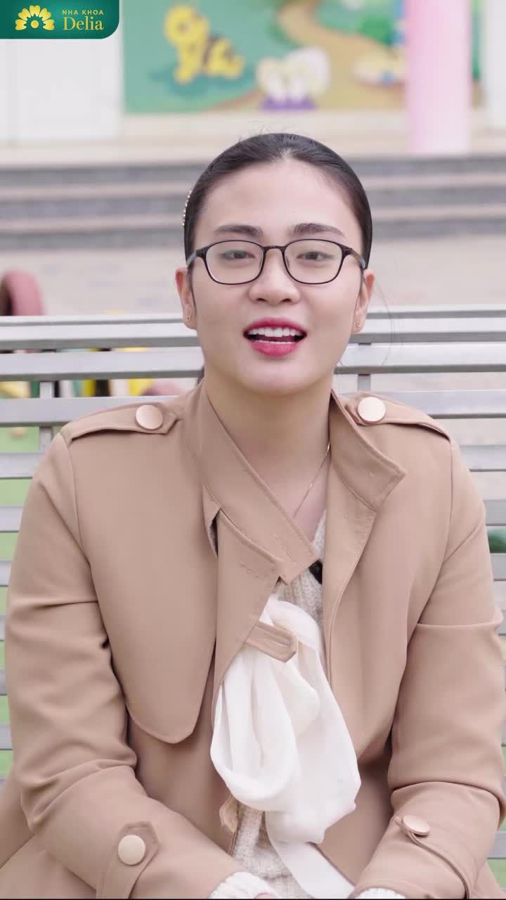 Trên bục giảng, nụ cười của cô giáo không chỉ là lời chào – mà là nguồn năng lượng lan tỏa đến từng học trò.
