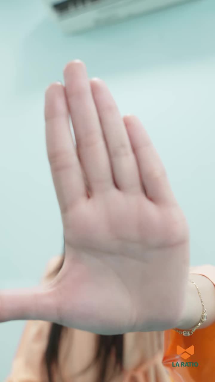 Thanh thoát bắt đầu từ chiếc cằm cân đối.