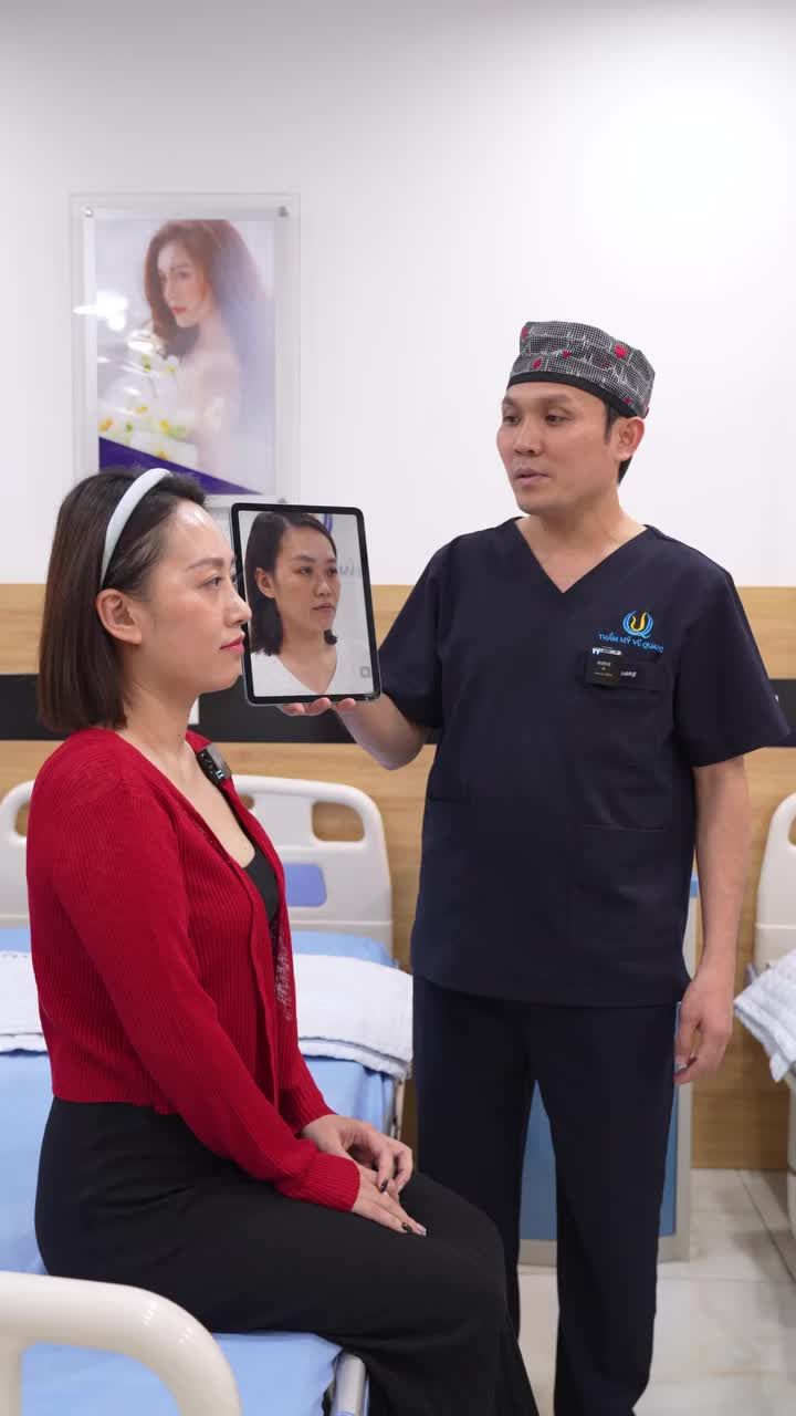 Bs Vũ Quang tái khám cho khách hàng sau 1 tháng thực hiện dịch vụ nâng mũi cấu trúc softline