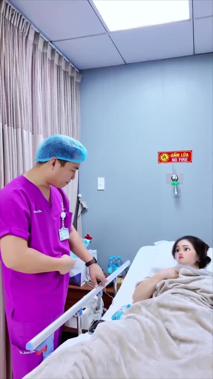 CÙNG BÁC SĨ THĂM KHÁM HẬU PHẪU CHO KHÁCH HÀNG VỪA THỰC HIỆN DỊCH VỤ PHẪU THUẬT CĂNG DA BỤNG CÓ CẮT RỜI VÀ DI CHUYỂN RỐN