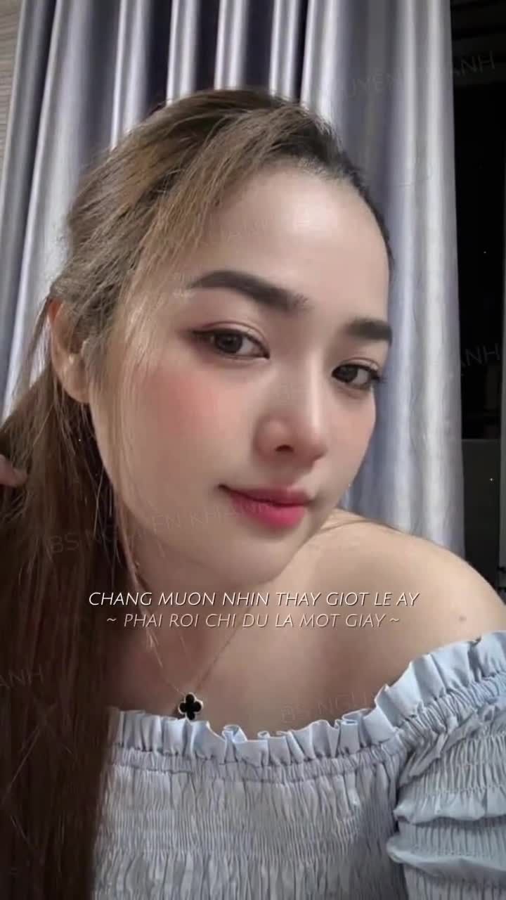 Sau 11 tháng, chiếc mũi của nàng khách vẫn giữ form đẹp tự nhiên, sống mũi cao nhẹ nhàng, đầu mũi gọn gàng đúng chuẩn “vẻ đẹp không gắng sức”.