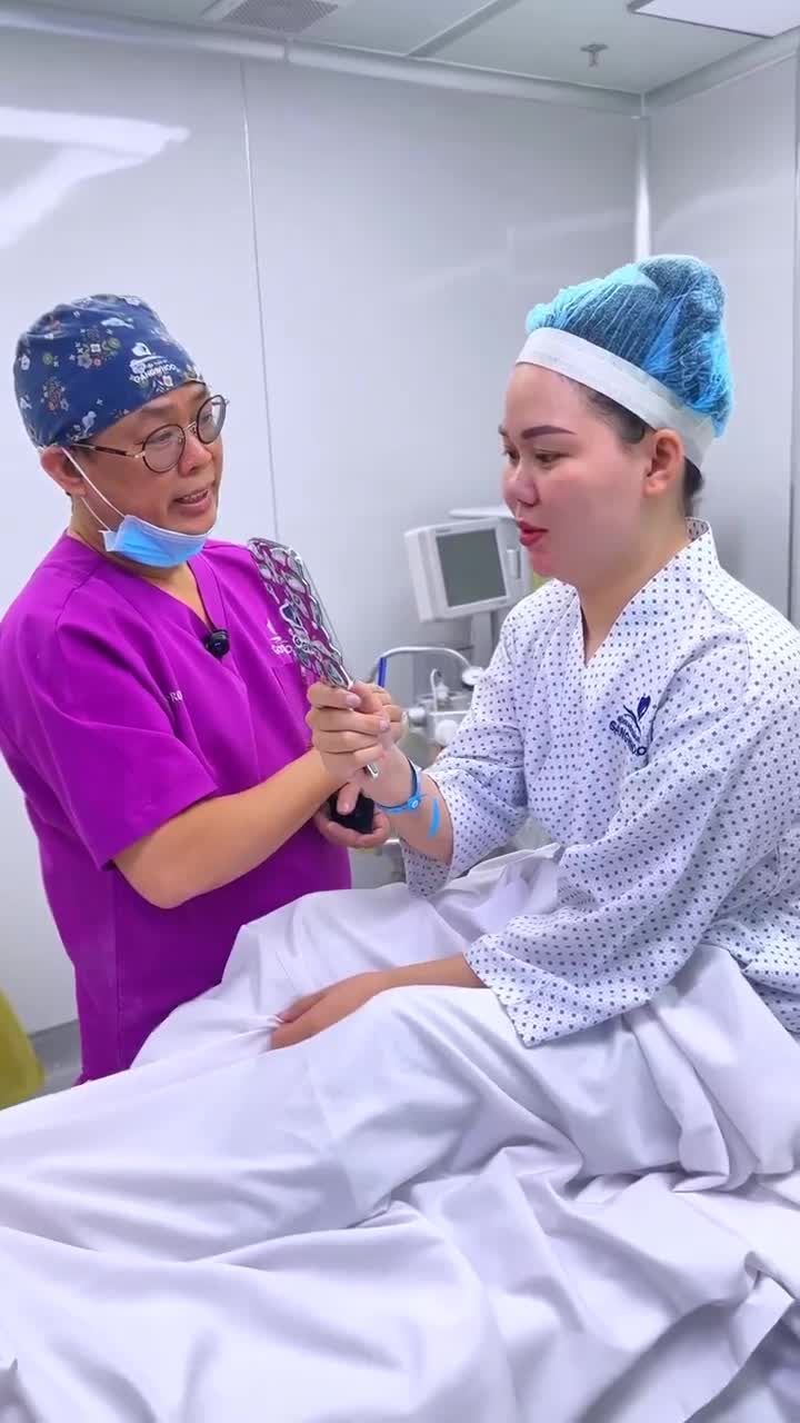 CÙNG LẮNG NGHE TƯ VẤN CỦA BÁC SĨ VỚI KHÁCH HÀNG CÓ NHU CẦU PHẪU THUẬT NÂNG MŨI BẰNG VẬT LIỆU ĐÔN NHÂN TẠO KẾT HỢP SỤN TỰ THÂN