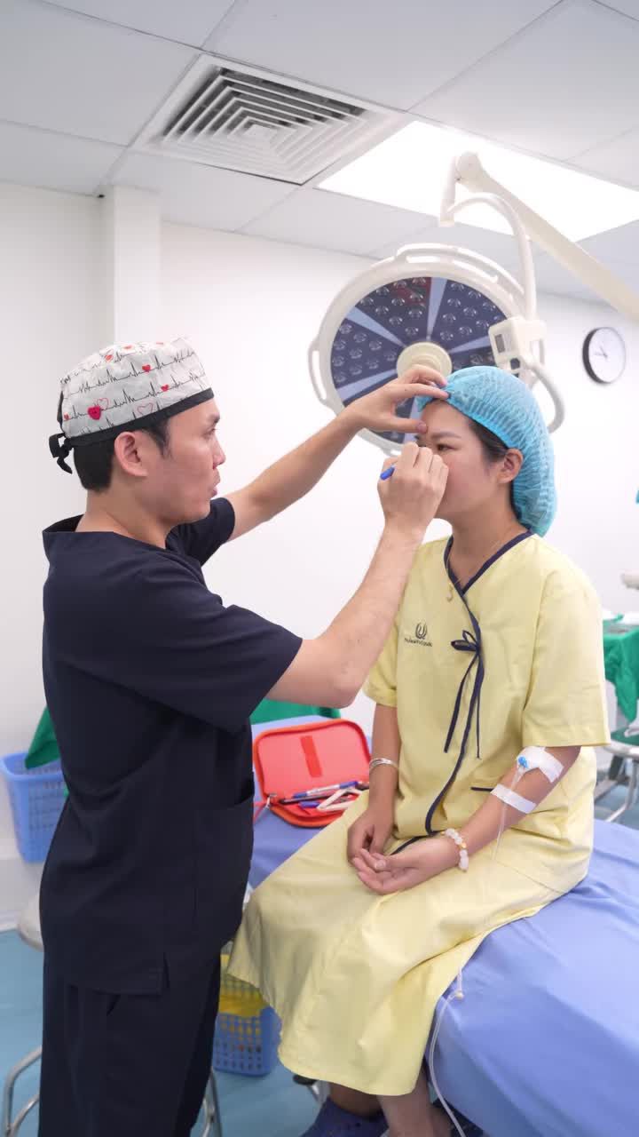 Bs Vũ Quang thăm khám và tư vấn cho khách hàng thực hiện dịch vụ nâng mũi cấu trúc softline