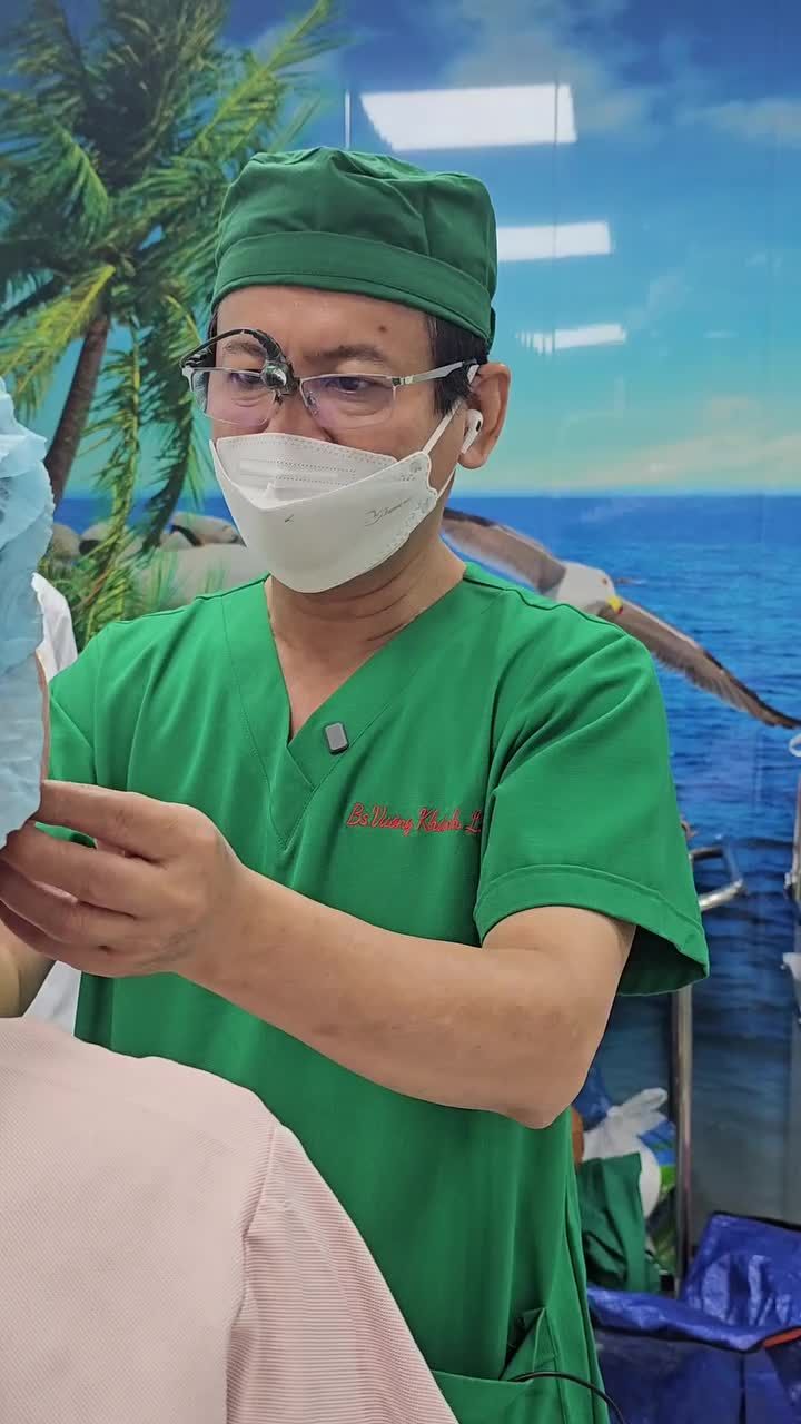 Bác sĩ Long sau khi tư vấn, thăm khám bắt đầu tiến hành đo vẽ và phân tích những điều khách hàng đang thắc mắc trước khi thực hiện căng da mặt.