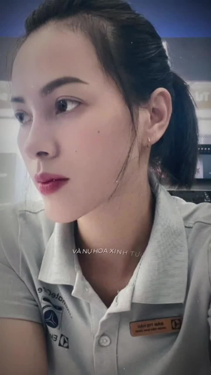 Từ ngày độn cằm tại Charming, nàng khách như “lên đời visual” - đường nét hài hòa, góc nghiêng nhẹ mà cuốn hút cực kỳ.