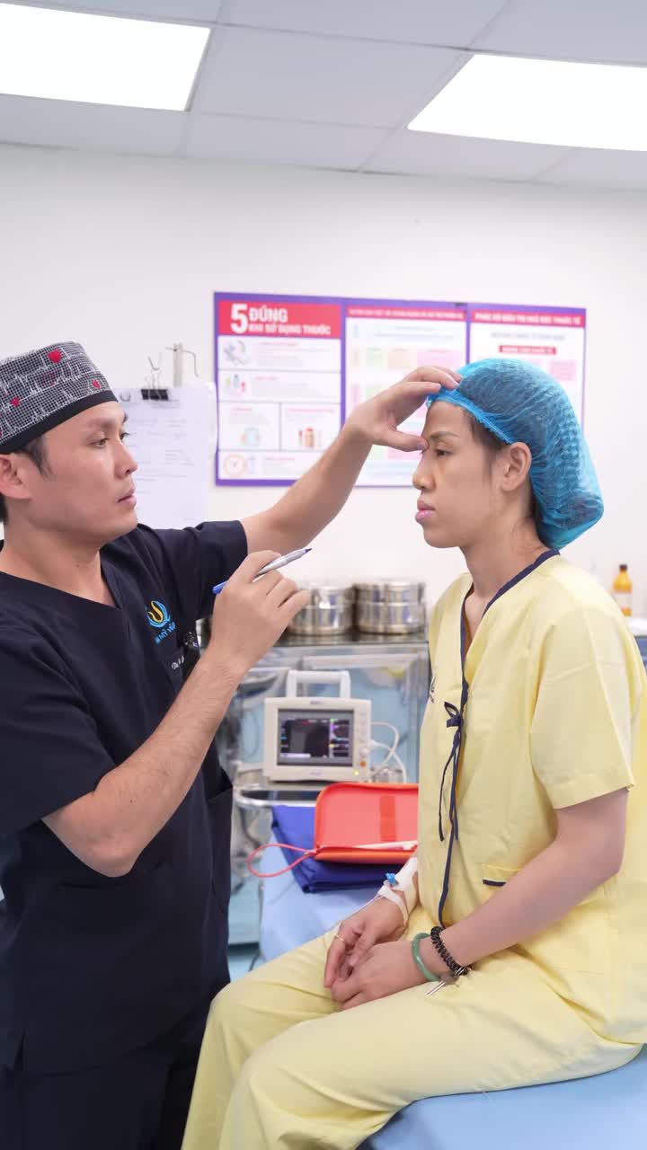 Bs Vũ Quang thăm khám và tư vấn cho KH thực hiện dịch vụ sửa mũi cấu trúc softline