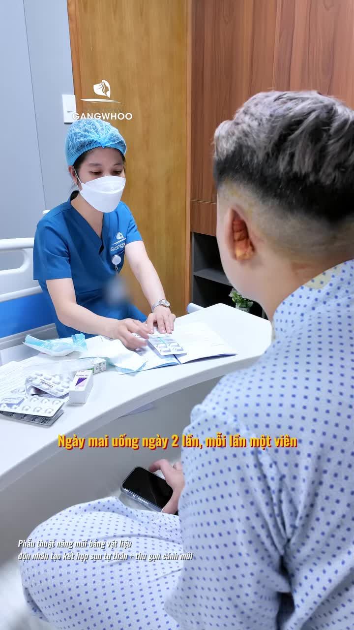 Tận tâm từng giây phút -  Khách hàng được chăm sóc kỹ lưỡng ngay khi vừa phẫu thuật nâng mũi bằng vật liệu độn nhân tạo kết hợp sụn tự thân + thu gọn cánh mũi
