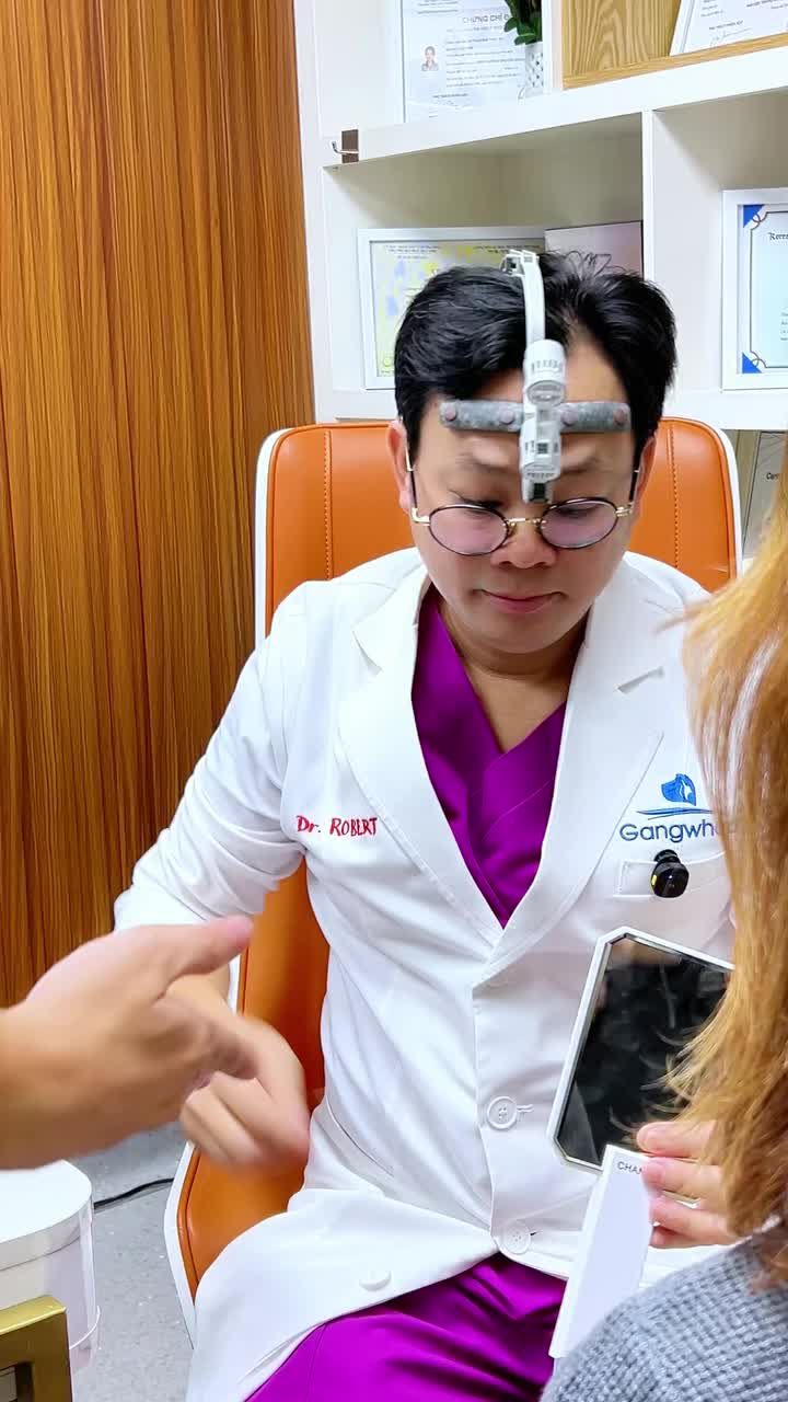 BÁC SĨ TƯ VẤN NÂNG MŨI CHO VỊ KHÁCH QUỐC TẾ: KHẮC PHỤC DÁNG MŨI CỤP VÀ ĐẦU MŨI TO!