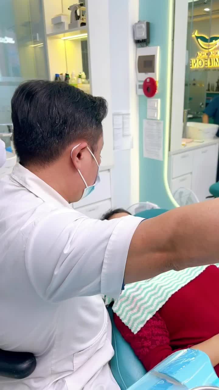 Kết quả hàm răng sứ của chị Hường được thực hiện bởi Chuyên gia răng sứ thẩm mỹ - ThS. BS Nguyễn Tuấn Dương.