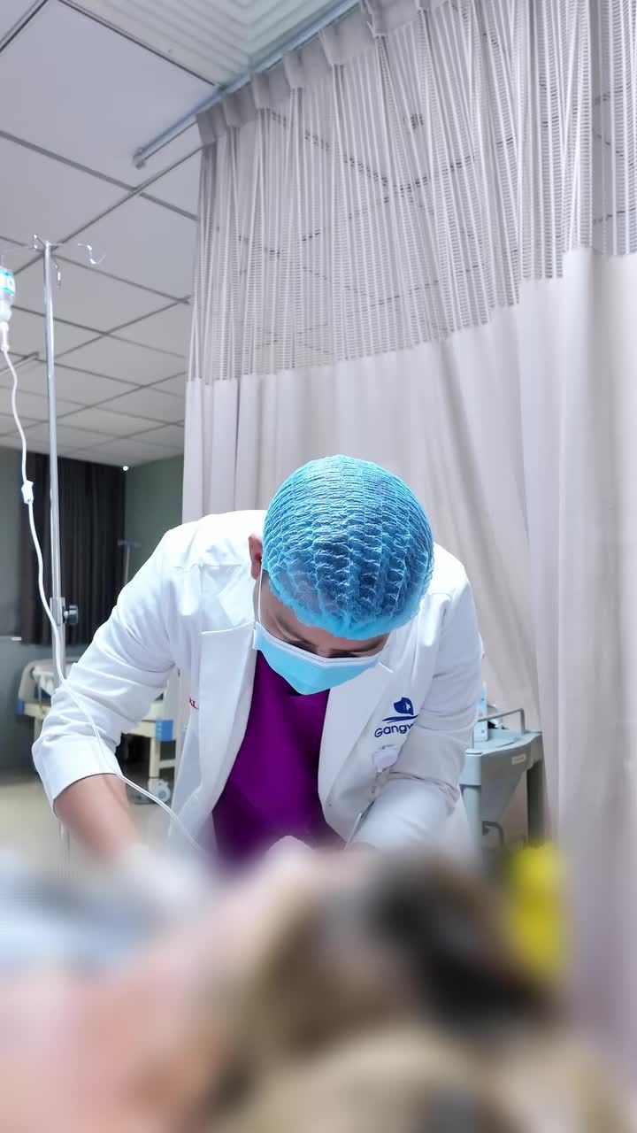 BÁC SĨ THĂM KHÁM VÀ DẶN DÒ SAU PHẪU THUẬT: SỰ KHÁC BIỆT CỦA EKIP CHUYÊN MÔN HÓA