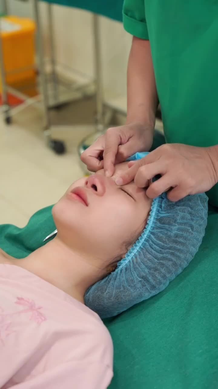 Chỉ đổi 1 điểm, nhan sắc đã khác hẳn 85%. Bí quyết nằm ngay trong clip bên dưới.