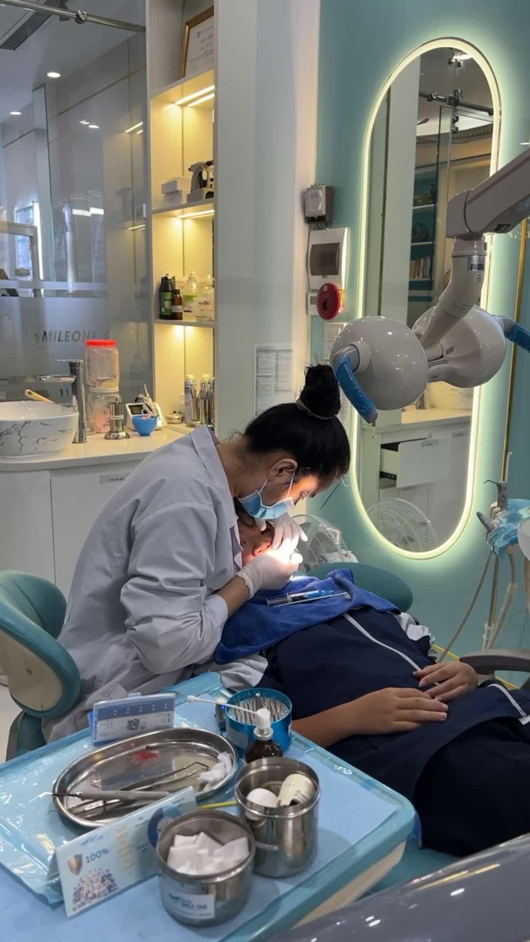 Một ca gắn mắc cài cho khách hàng nhí tại Nha khoa Smile One