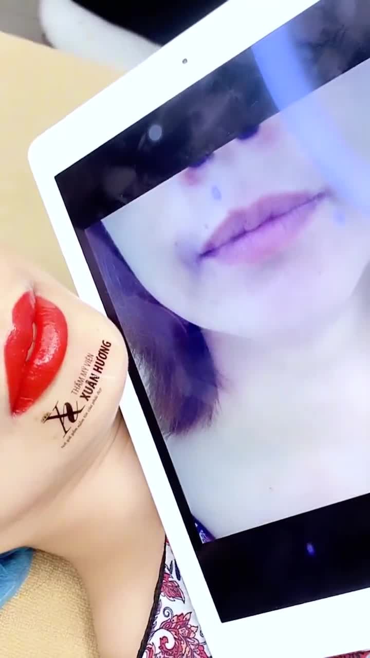 Từ đôi môi thâm xỉn - không rõ viền - nhiều rãnh nhăn, Master tại VTM Xuân Hương đã khéo léo tái tạo sắc môi cho chị khách.